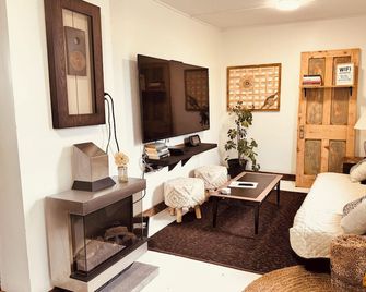 Newly Updated Quiet Cottage Near Turkey Point And Port Dover - Simcoe - Sala de estar