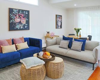 Escape To A Timeless Getaway In Provincial Vic - Ballarat - Living room