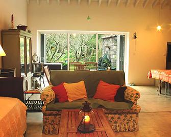 Casa das 2 Marias is a traditional Azorean house located in the center of Furnas - Povoação - Living room