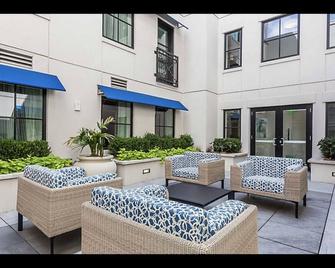 Charleston 2 BR presidential with balcony overlooking King St prime location - Charleston - Patio