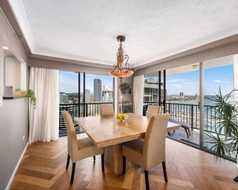 De Ville Apartments - Main Beach - Dining room