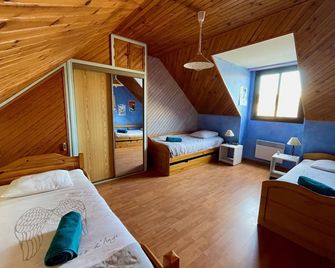 House sleeps 9 + terrace and garden, Granville 500m walk from the sea - Granville - Chambre