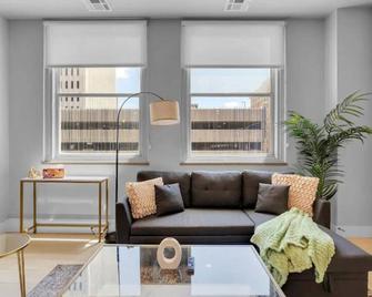 2br Near Bok Center - Gym, Lounge, Balcony, Pet Ok - Tulsa - Ruang tamu