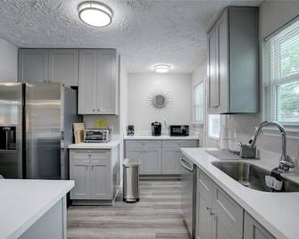 Space & Shore Retreat - هيوستن - مطبخ