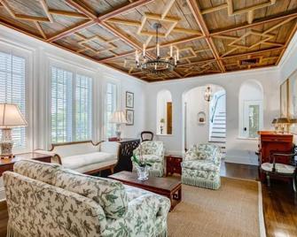 Villa Blanca 4bd 3.5ba Private Pool and Parking - West Palm Beach - Living room