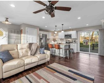 Newly Updated House with California King Bed! - Brighton - Sala de estar