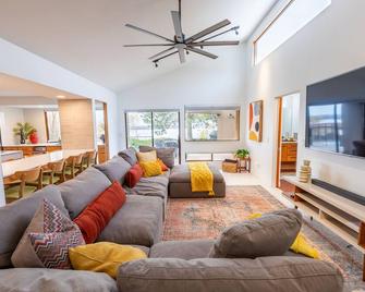 Stunning Mid-Century Inspired Lake House, Private Pool, Jet-ski & Boat Dock! - Moses Lake - Living room