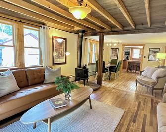 \'The mountains are calling and I must go\'. - John Muir - Georgetown - Living room