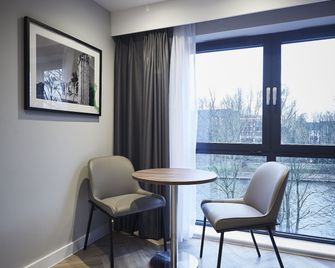 Roomzzz York City - York - Living room