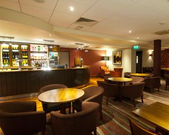 Premier Inn London Heathrow Airport T2 & T3 - Bath Road - Hounslow - בר