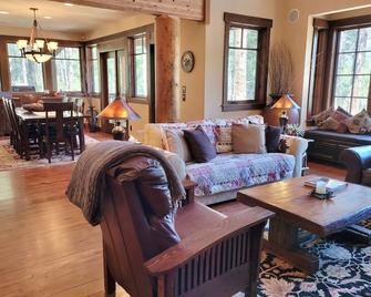 Black Bear Lodge-Mazama, WA, on the Ski Trail, Access to Community Pool&Hot Tub - Mazama - Living room