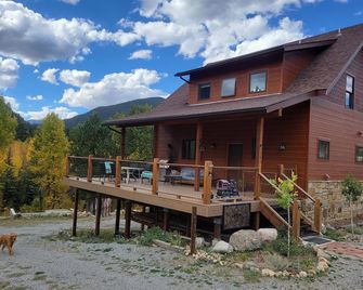 Serene Creekside Cabin near skiing / rafting with views to die for! - 엠파이어 - 건물