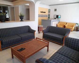 Kusadasi Ephesian Hotel & Guesthouse - Kusadasi - Living room