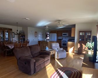 Stix & Style 2…25 mins from Cooperstown or ADK park; 7 miles from Sharon Springs - Canajoharie - Living room