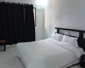 2-Bed 1-Bath - Sleeps 4 with Parking - Abidjan - Bedroom