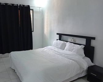 2-Bed 1-Bath - Sleeps 4 with Parking - Abidjan - Bedroom