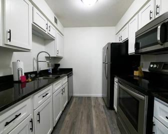 Charming Oshkosh Residence Near Fox River With Underground Parking - Oshkosh - Kitchen