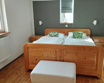 Lovingly renovated vacation home in the heart of Lösnich - Lösnich - Bedroom