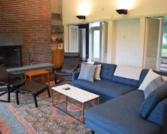 11 acre mid-century estate, newly renovated, seasonally available pool. - Williamstown - Living room