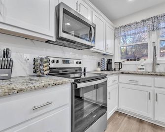 Charming 3-bedroom house in Travelers Rest near Paris Mountain - Travelers Rest - Küche