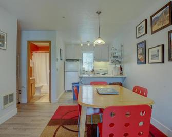 13 Lodge - Hood River - Dining room