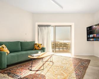 Netanya Beachfront & Pool Retreat by Sea N' Rent - Netanya - Stue