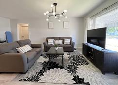 ️ The Color 18 - cozy home in heart of Bismarck ️ - Bismarck - Living room