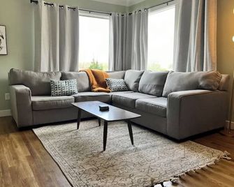 Westside House 2 Miles to Downtown and the Stadium - Ann Arbor - Living room