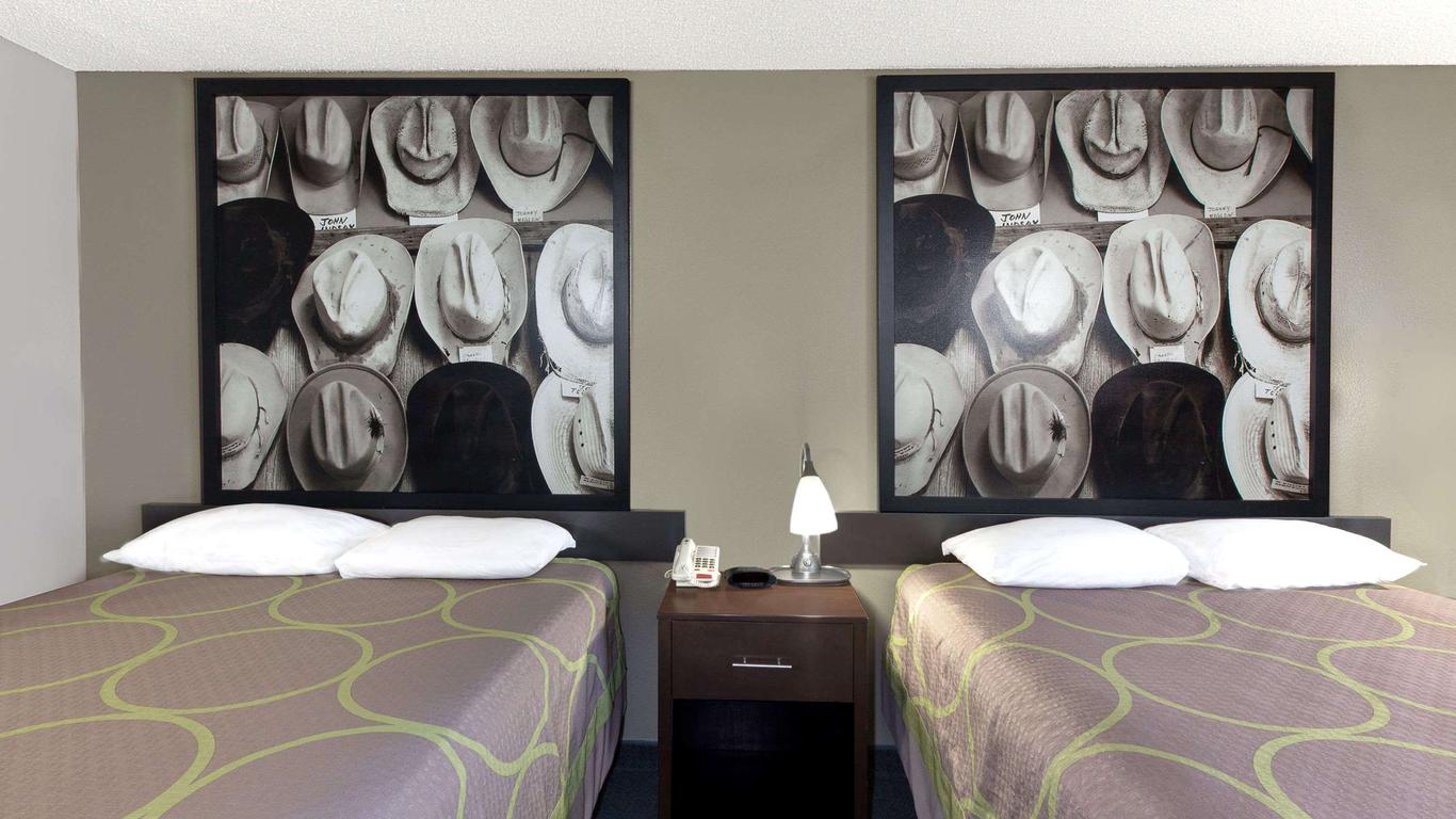 Super 8 by Wyndham Victoria/North/Mall Area