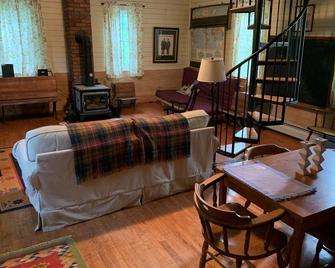 Historic Schoolhouse in Rural Vermont Beauty Spot - Randolph - Living room