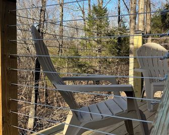 Brand new Hillcrest cottage 1 mile from Mammoth Spring Park! - Mammoth Spring - Balcony