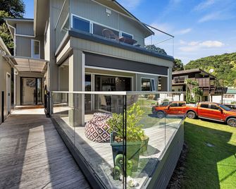 The Lighthouse - Te Mata Holiday Home - Thames - Building