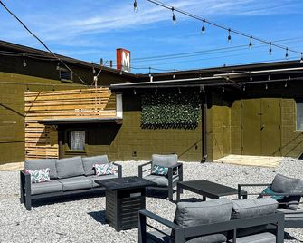 Cozy Retro-Modern Room · Clean + quiet · Self Check-In · Family-Friendly Stay in Lawrenceburg - Lawrenceburg - Patio