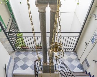 Joy Plaza De Armas - Siviglia - Scale