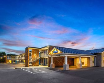 Days Inn by Wyndham Frederick - Frederick - Будівля