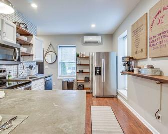 Historic Loveland Apt Walk to Little Miami River! - Loveland - Kitchen
