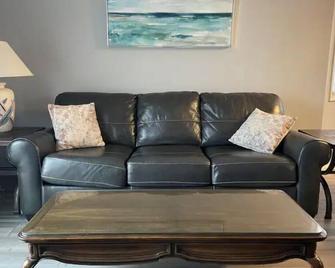 Well-equipped, renovated 3 Bedroom with Game Room - Farmington - Wohnzimmer