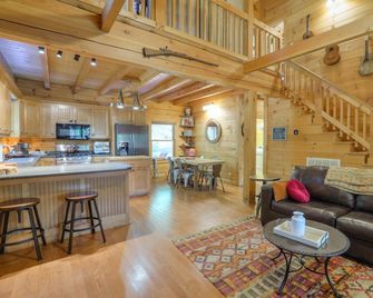 Billy Goat Hill Cabin - Romantic Cabana with Hot tub No Cleaning Fee or Chores - Lebanon - Obývací pokoj