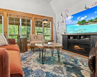 Cozy creekside cabin w barrel sauna, covered wraparound deck - pet friendly! - Hillsville - Вітальня