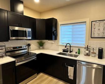 Modern New Build Home 5 min from downtown - Vancouver - Kitchen