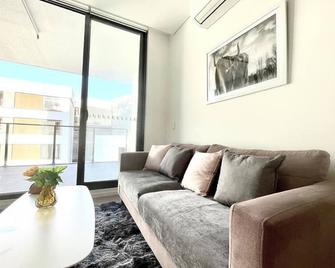 Spacious cozy2BR close to OlympicPark free carpark - Sydney - Living room