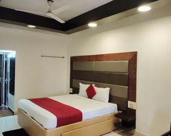 Hotel New Rajdarshan - Madikeri - Bedroom