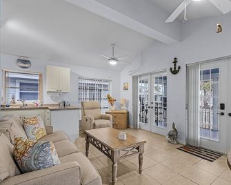 Charming Cottage in the Heart of Matlacha – Walk to Shops & Bay Views! - Matlacha - Living room