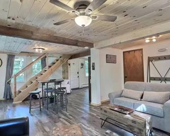 Cozy Cabin with Fireplace, Firepit, Close to Lake - Hawley - Living room