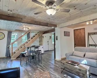 Cozy Cabin with Fireplace, Firepit, Close to Lake - Hawley - Obývací pokoj