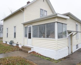 Great 2 Bedroom Near Starved Rock & Downtown Ottawa Dining - Ottawa - Building