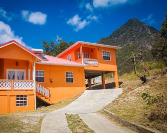 Vinaya's Studio Apartment-Romantic Hideaway - Choiseul - Edificio