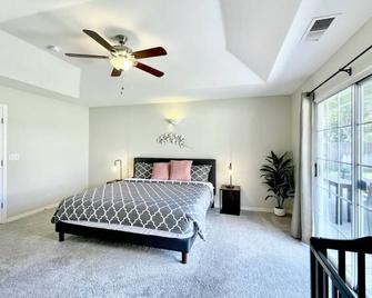 Luxury 4BR Family Home w/ King Suite + Game Room - Chico - Habitación
