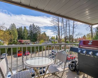 Luxury Top Floor 2 Bedroom Condo - Abbotsford - Balcony
