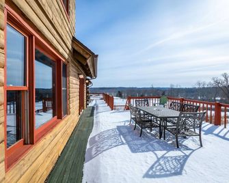 Modern, Artsy, & Lofty Log Home - Wallkill - Balcón